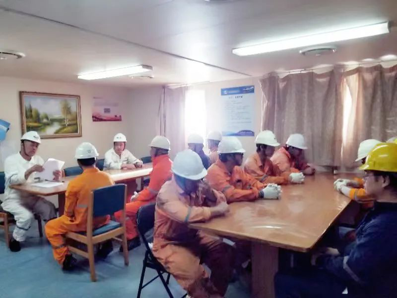 主題教育在船舶一線走深走實(shí)——“江遠(yuǎn)潤州”輪黨員帶頭做好緊急備艙