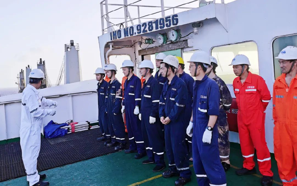 主題教育在船舶一線走深走實(shí)——“江遠(yuǎn)南京”輪高效完成備艙任務(wù)