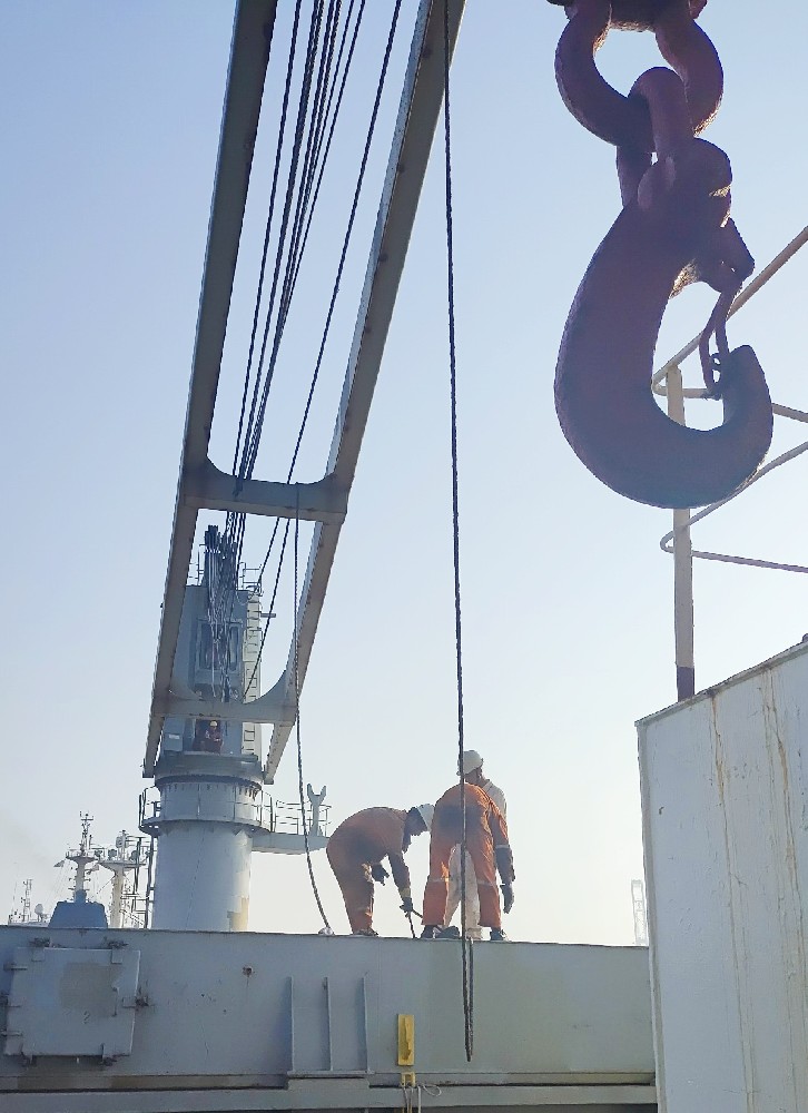 “江遠(yuǎn)太倉(cāng)”輪黨員帶頭順利完成克令吊搶修