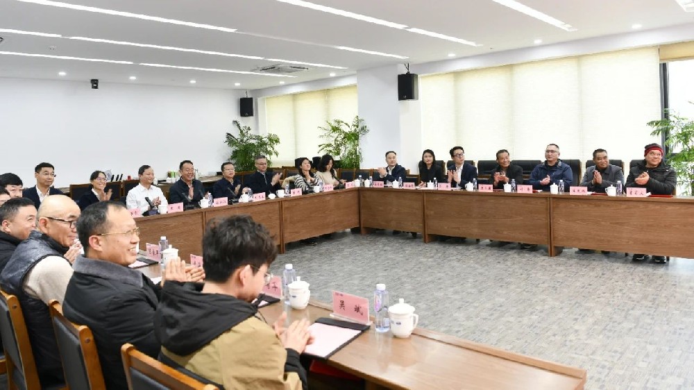 三方聯(lián)動(dòng) 暖“新”關(guān)懷——海上勞動(dòng)關(guān)系三方座談會(huì)暨慰問(wèn)海員活動(dòng)在江蘇遠(yuǎn)洋舉行