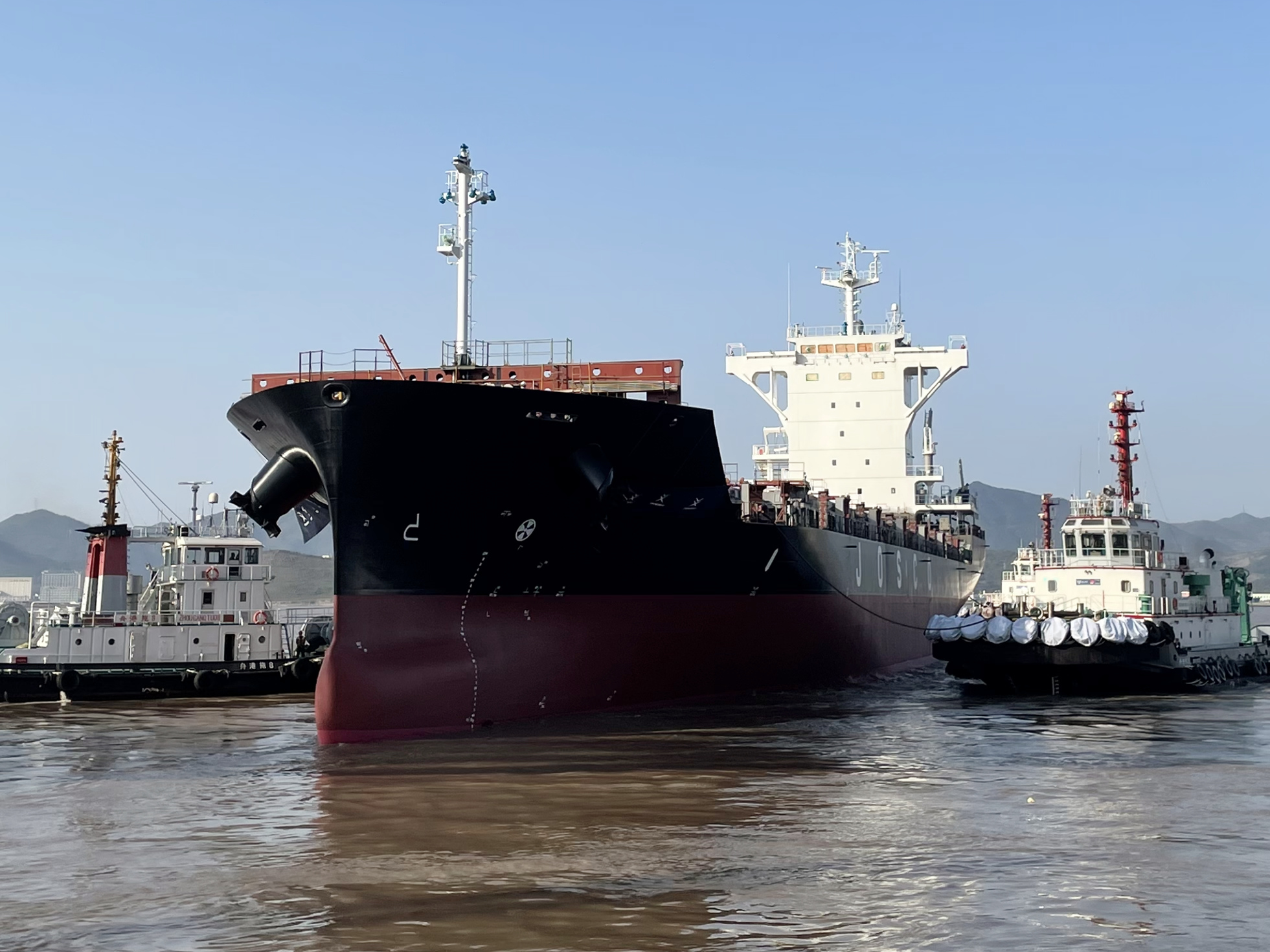 江蘇遠(yuǎn)洋1091標(biāo)箱新型集裝箱船下水