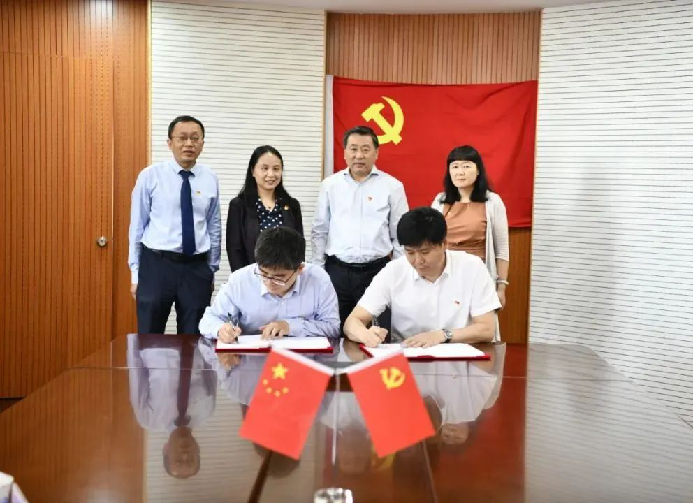 江蘇遠(yuǎn)洋總部二支部與招商銀行南京分行湖南路一支部結(jié)對共建