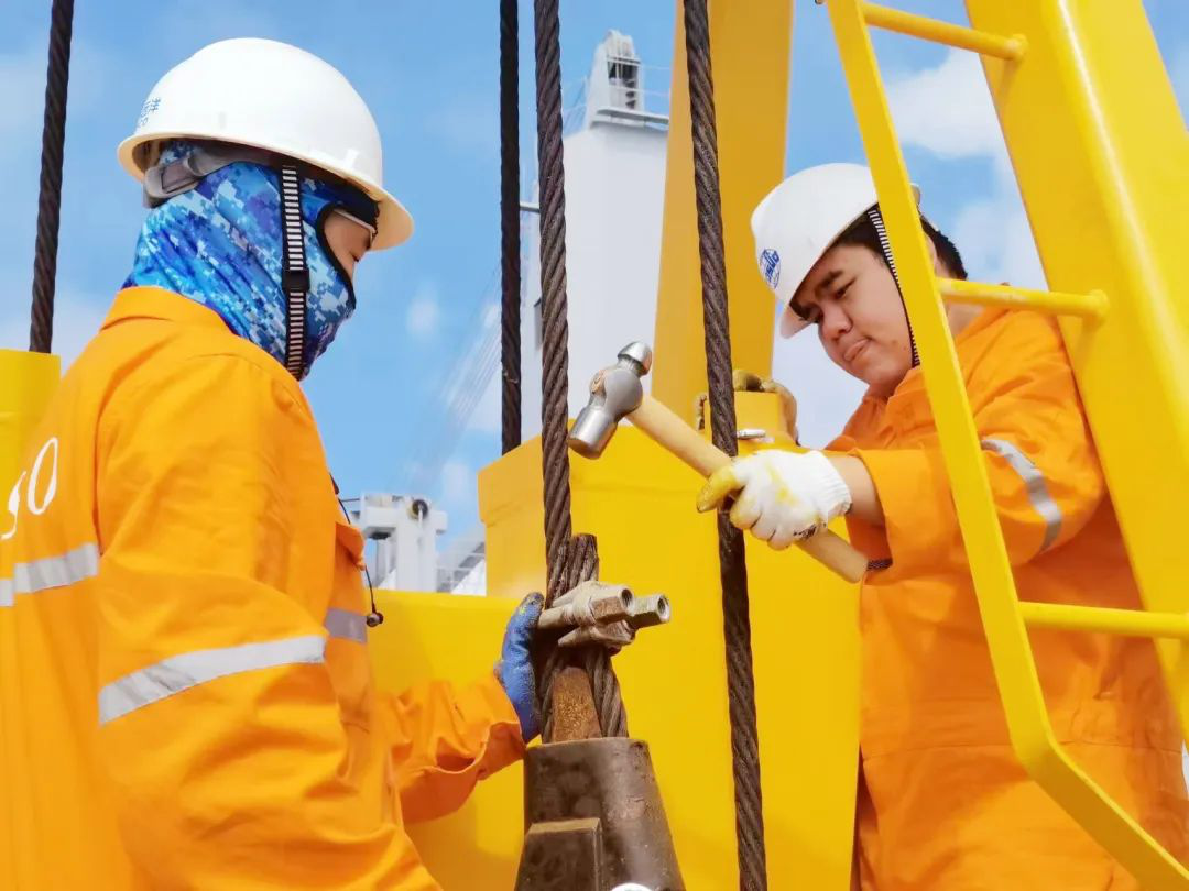 戰(zhàn)高溫 | “秋老虎”來襲， 他們還在“汗”衛(wèi)船舶！