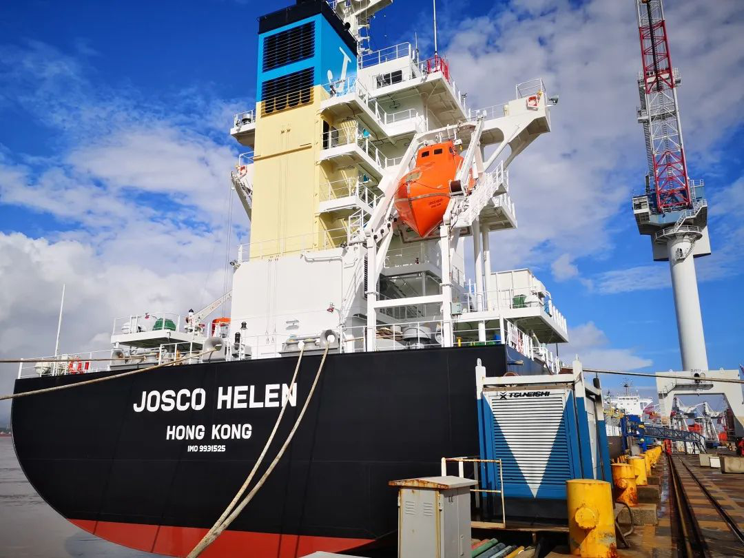 “江遠(yuǎn)遠(yuǎn)慧”輪接船側(cè)記