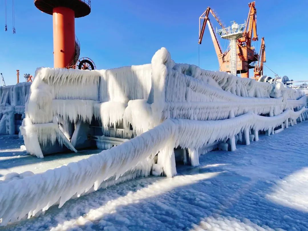 一線閃光紀實 | 渤海上奏起錘子斧頭榔頭“冰雪交響”——“北部灣崇左” 輪破冰天津