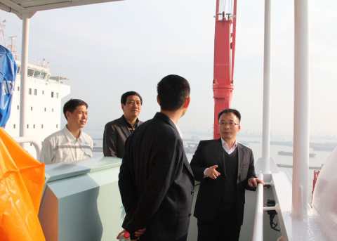 公司領(lǐng)導慰問“JOSCO SHINE”輪全體船員