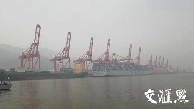 大型貨船停泊在連云港港碼頭。梅劍飛攝