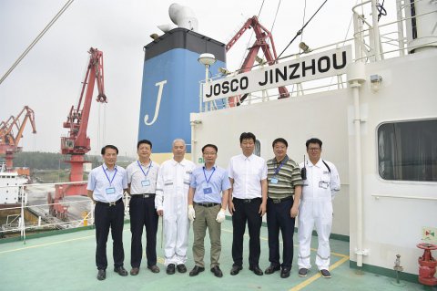 公司總經(jīng)理毛雪強(qiáng)一行對(duì)“錦州”輪進(jìn)行安全檢查和慰問