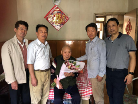 江蘇遠洋領(lǐng)導(dǎo)班子慰問離休老干部和全國勞動模范