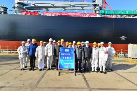 江蘇遠(yuǎn)洋兩艘6.1萬噸超靈便型散貨船順利下水