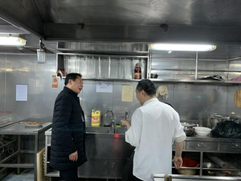 江蘇遠洋船員公司負責(zé)人節(jié)前登輪慰問一線船員