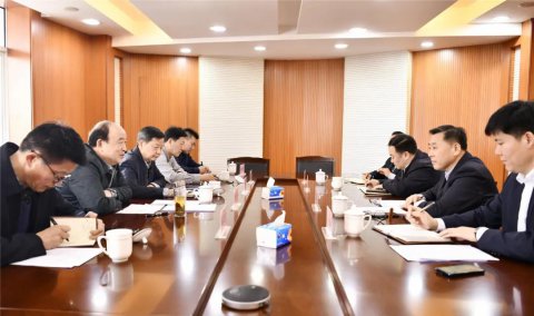 江蘇省綜合交通運輸學(xué)會（協(xié)會）副理事長、港航分會會長王昌保一行蒞臨江蘇遠(yuǎn)洋調(diào)研航運專業(yè)委員會工作