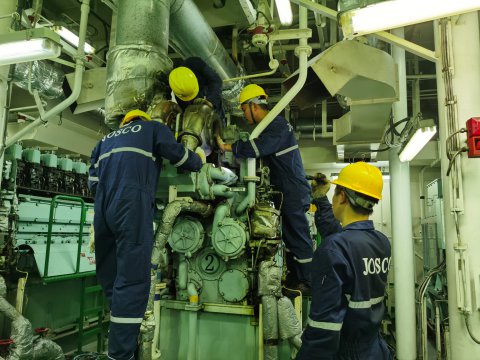 “兩在兩同”建新功，遠(yuǎn)洋一線黨旗紅 | 一場與八級海上風(fēng)暴的“終極賽跑”