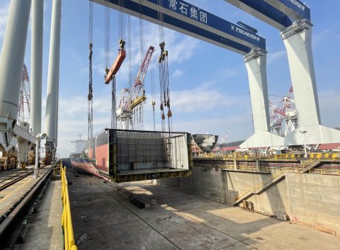 江蘇遠(yuǎn)洋1100箱位新型節(jié)能集裝箱船開始龍骨鋪裝