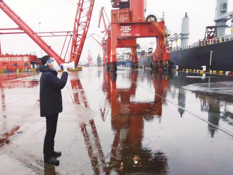 江蘇遠(yuǎn)洋開展在船船員節(jié)前慰問