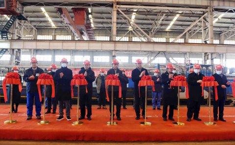 全省首艘！江蘇遠(yuǎn)洋120標(biāo)箱內(nèi)河純電池集裝箱船開(kāi)建